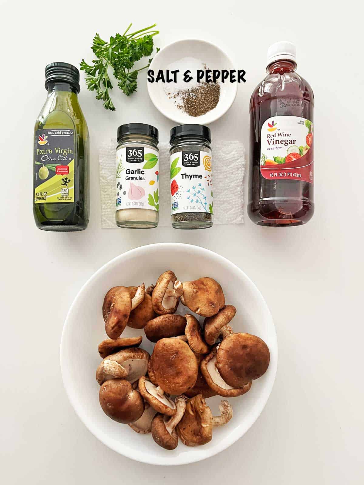 The ingredients needed to cook shiitake mushrooms.