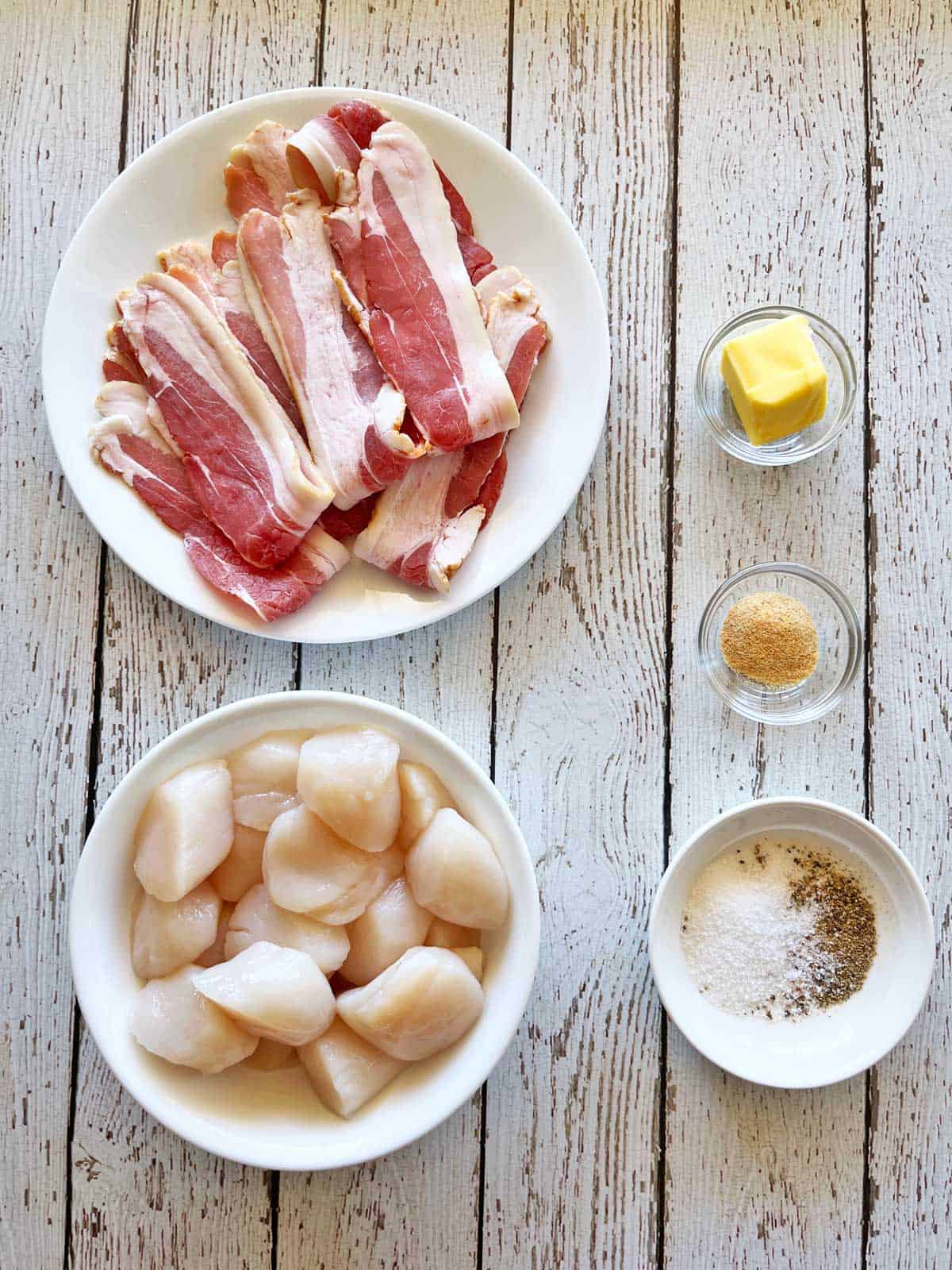The ingredients needed to make bacon-wrapped scallops.
