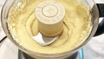 Mashed cauliflower is ready in the food processor.