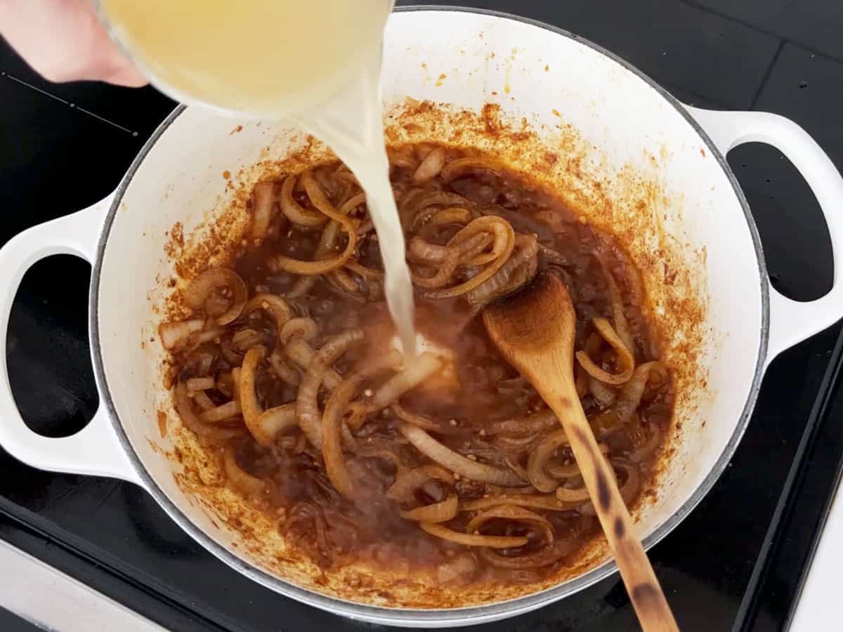 Add broth to the saucepan.