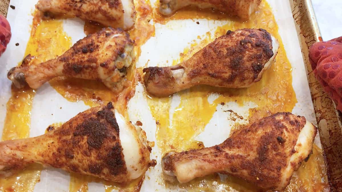 The drumsticks are ready on the baking sheet.