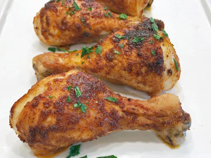 The baked drumsticks are served.