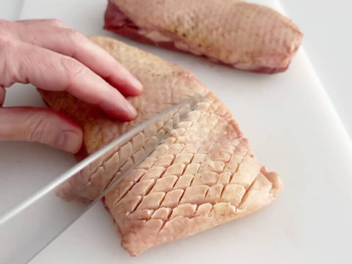 Scoring the duck's skin - step 2.
