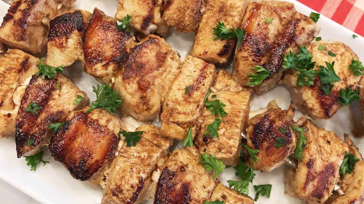 The skewers are served.