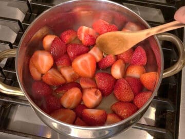 Bringing the compote to a simmer.