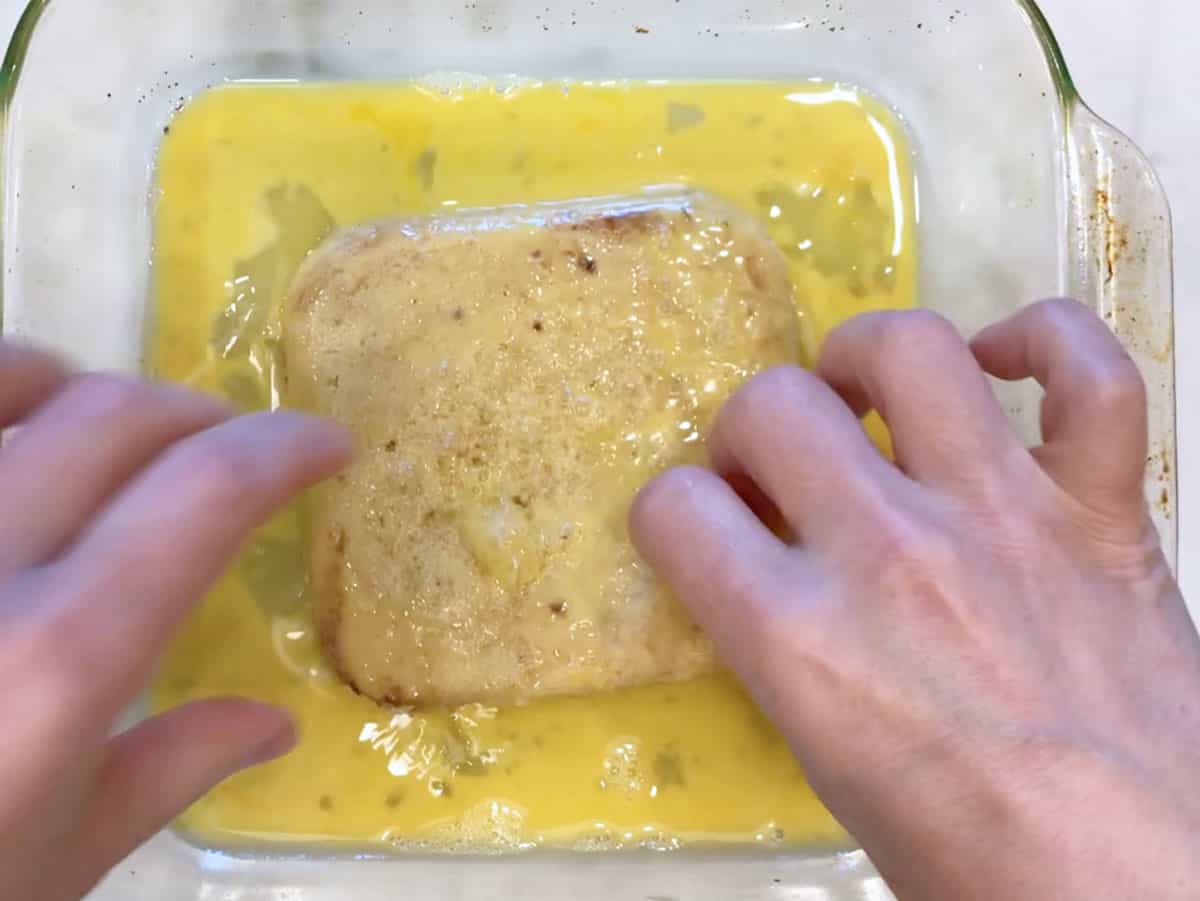 Dip the bread in eggs.