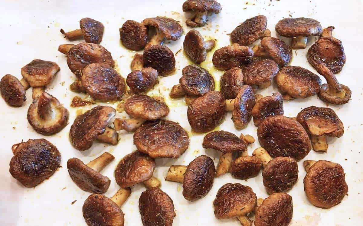 The mushrooms are ready on the baking sheet.