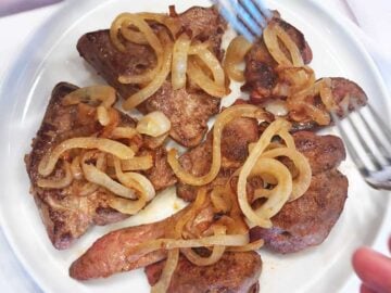 Topping the livers with onions.