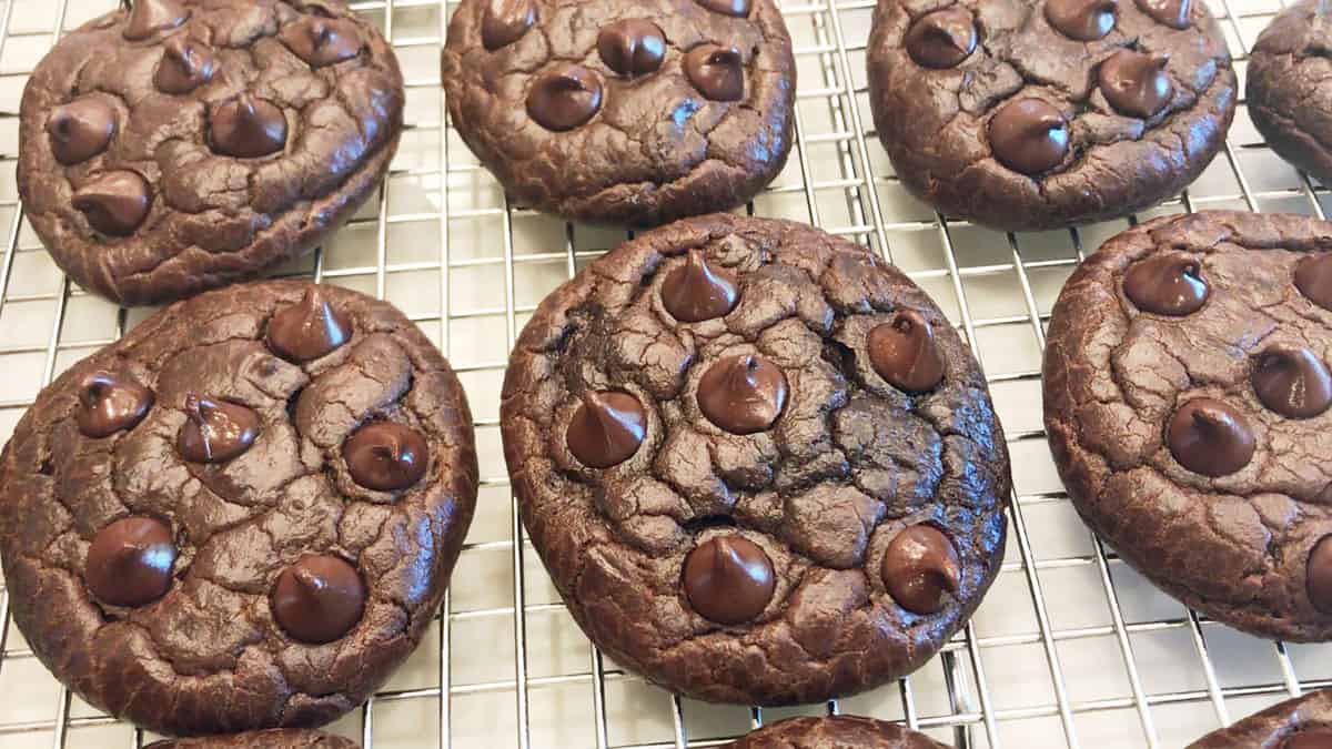 The cookies are cooling on a rack.