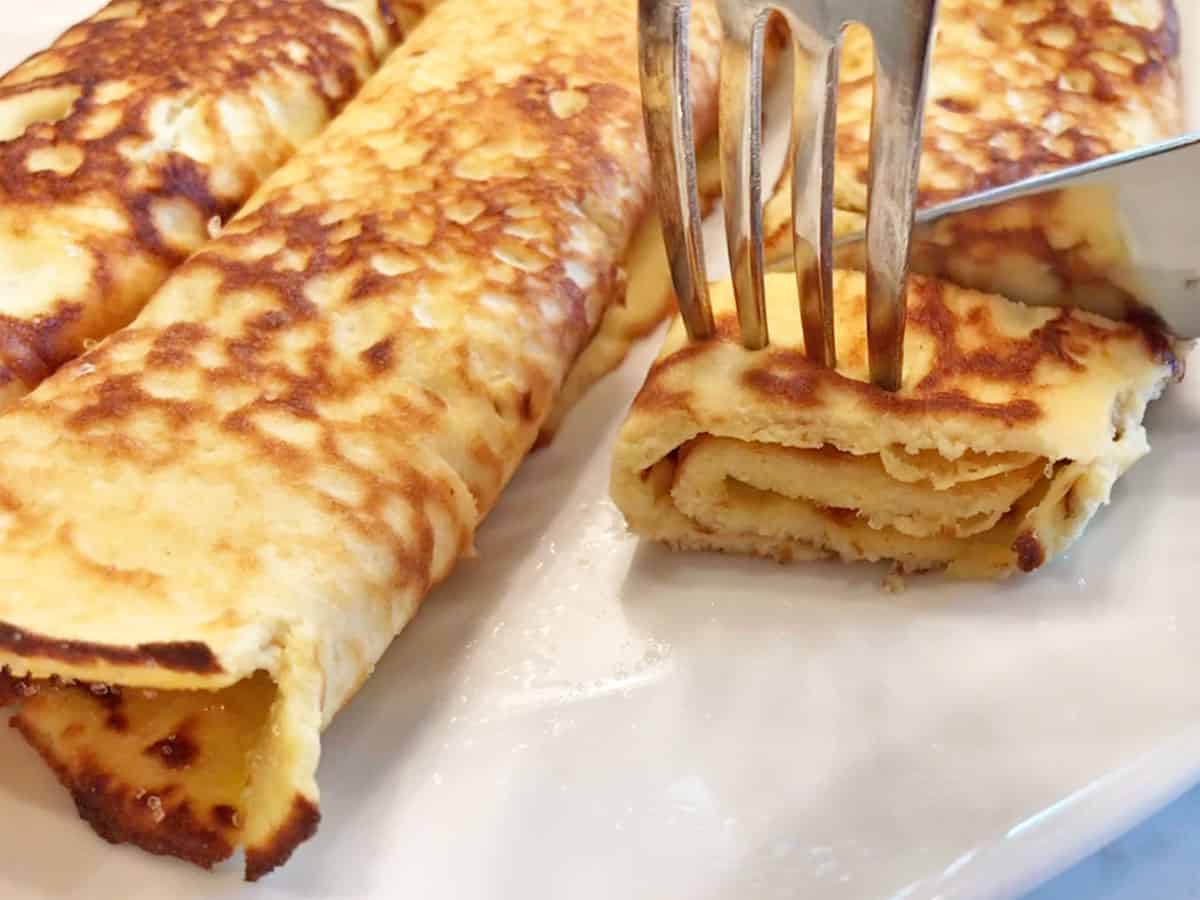 Cutting the rolled pannenkoeken.