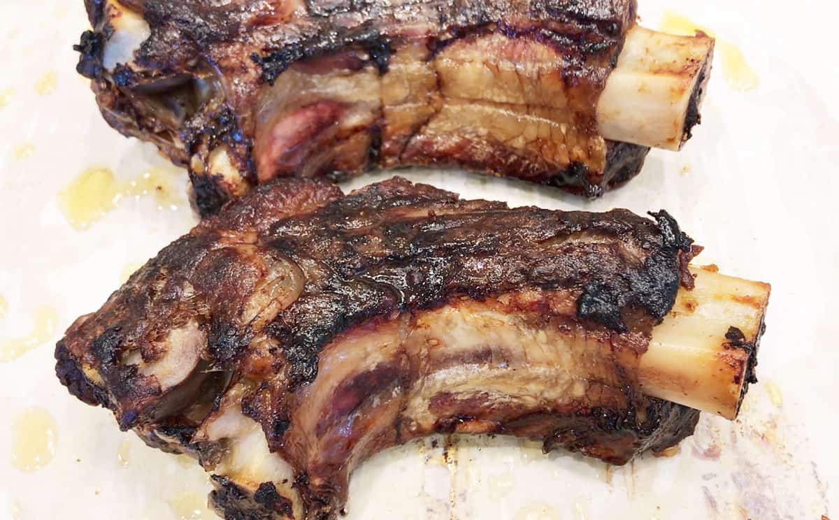 The ribs are ready in the pan.