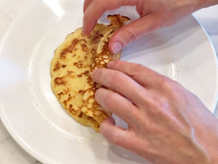 Rolling a pannenkoek.