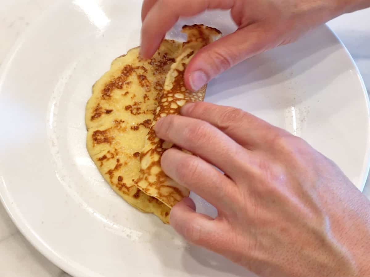 Rolling a pannenkoek.