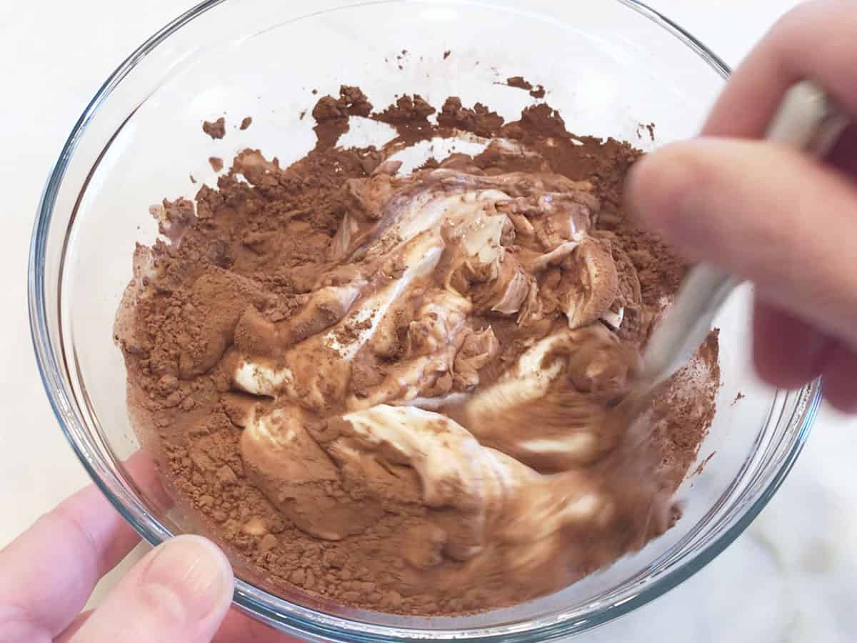 Starting to mix the yogurt.