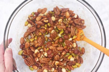 Mixing the nuts with the coating.