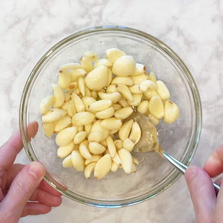 Mixing the cloves with olive oil.