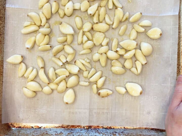 The cloves were arranged in a pan.