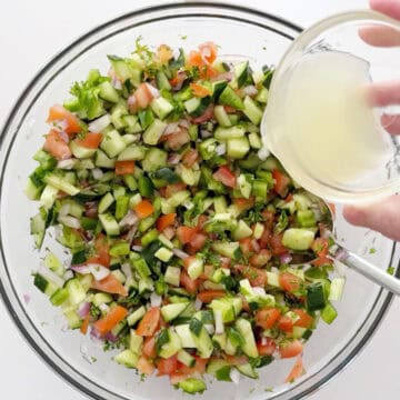 Adding lemon juice to the salad.