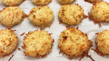 The macaroons are ready on the baking sheet.