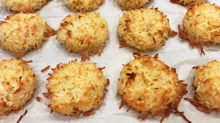 The macaroons are ready on the baking sheet.