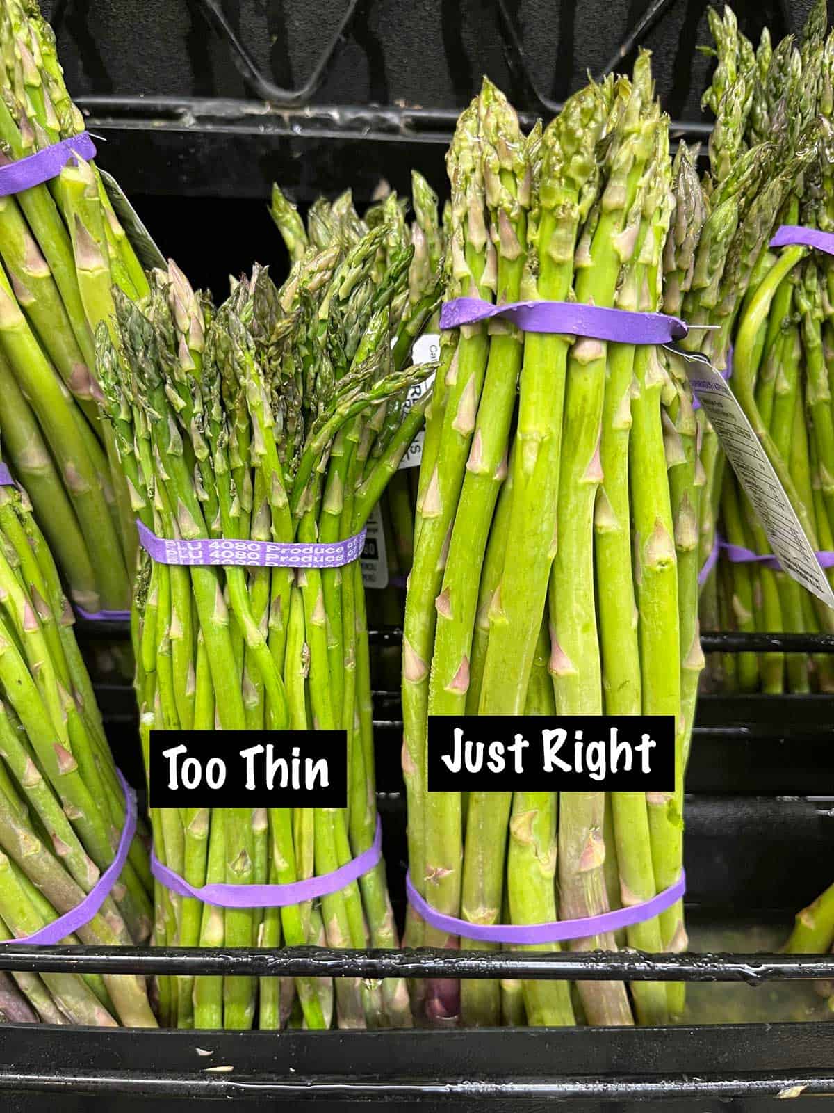 Two asparagus bunches, one with medium spears and one with thin ones.