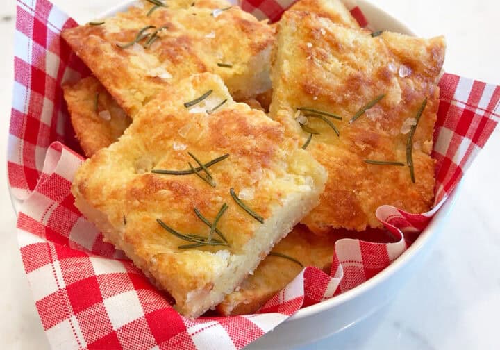 The focaccia is served in a bowl lined with a napkin.
