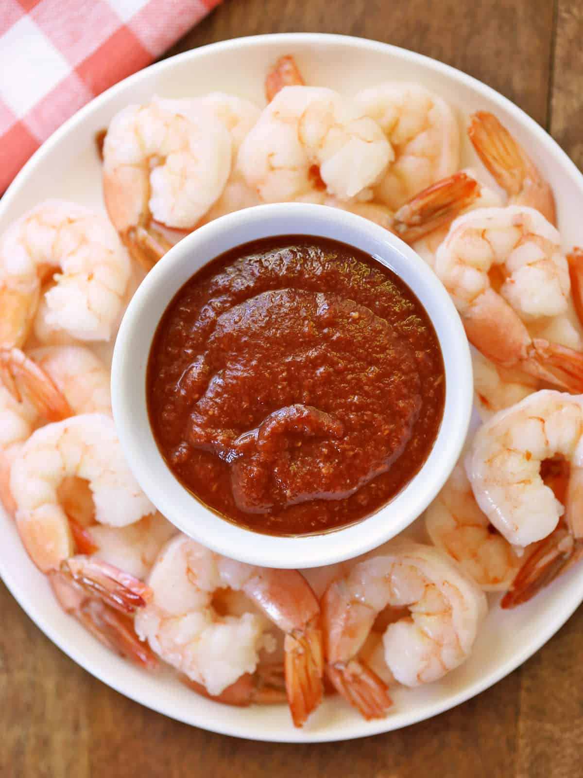 Sugar-free keto cocktail sauce is served with shrimp.