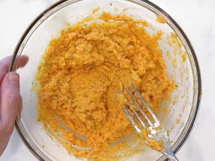 The mixture for the patties is ready in the bowl.