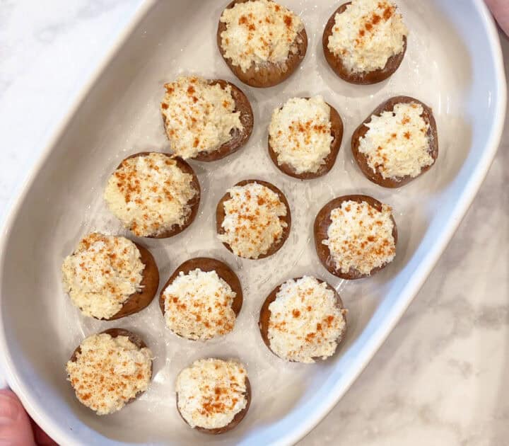 The mushrooms are arranged in the baking dish.