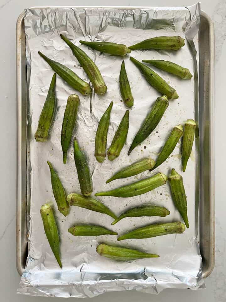 The okra was arranged in the pan and is ready for the oven.