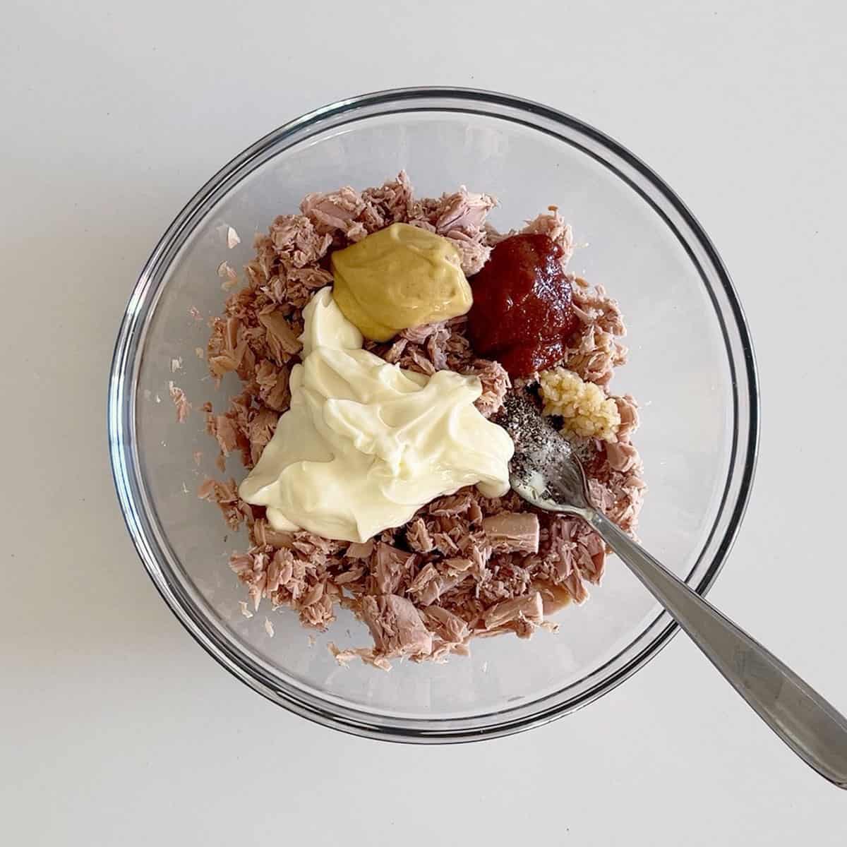 The condiments were added to the tuna.