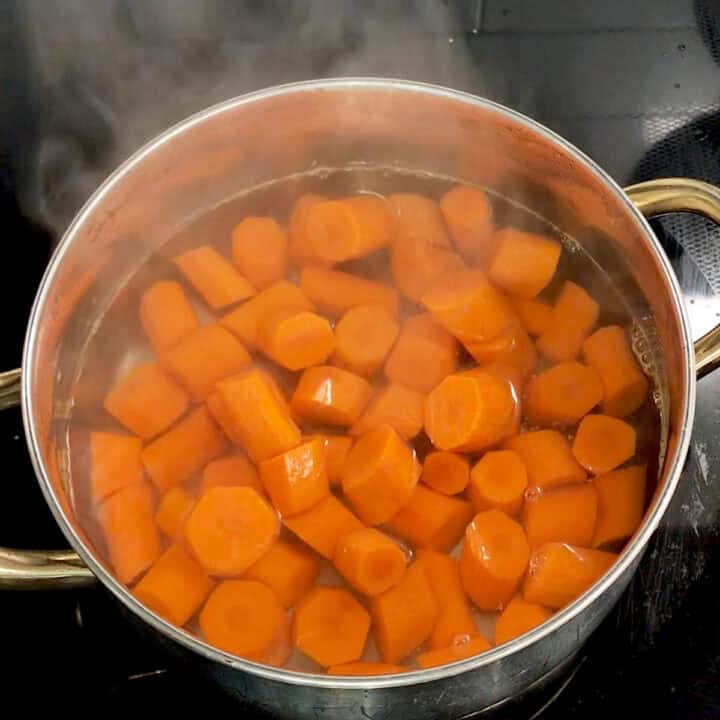 The carrots were placed in the boiling water.