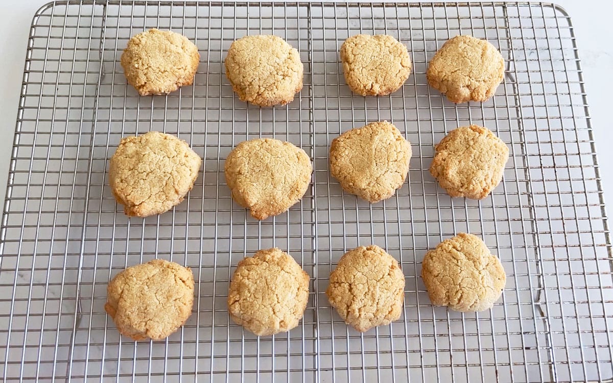 The cookies are cooling on a rack.
