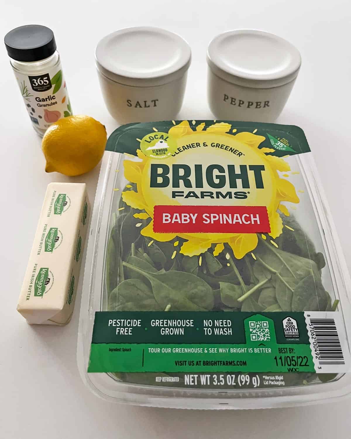 The ingredients needed for steaming spinach.