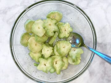 The stalk slices were coated with oil and spices.