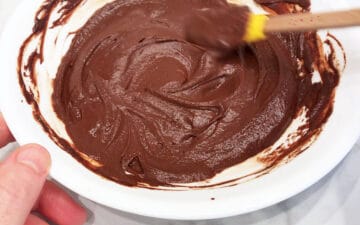 The mixture has turned into a smooth ganache.