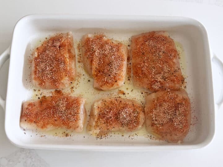 The fish was sprayed with oil and seasoned.