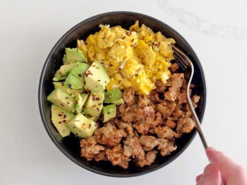 The breakfast bowl is served.