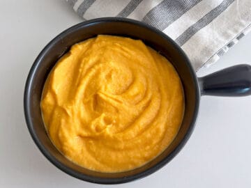 The mash is served in a bowl.