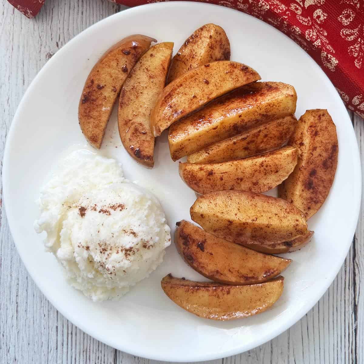 Baked apple slices are served with frozen yogurt.