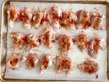 The raw wings were arranged in the pan and seasoned.